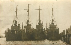 [Photo] MORAWSKI Robert - minesweepers in the harbor
