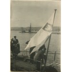 [Photography] Gdynia. ORP "Ślązak". Dedication of the flag. The moment of raising the flag, June 5, 1927.