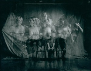 [Łódź Kaliska] Portret rodzinny we wnętrzu fot. Andrzej Świetlik [vintage print / 1999 - 2001 / Fotografia dokumentacyjna z kolekcji Andrzeja Kwietniewskiego członka w stanie spoczynku grupy art. Łódź Kaliska]