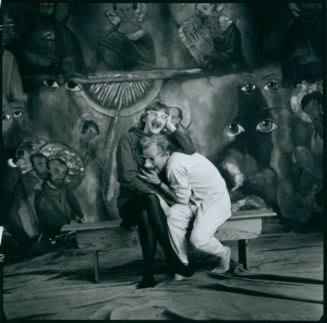 [Lodž Kaliska] Marek Janiak foto Andrzej Świetlik [životní tisk / 90. léta 20. století - [cca] 2000 / Dokumentární fotografie ze sbírky Andrzeje Kwietniewského, emeritního člena umělecké skupiny Lodž Kaliska].