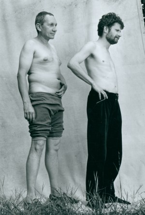 [Łódź Kaliska] Andrzej Kwietniewski, Marek Janiak fot. Andrzej Świetlik [životní tisk / 90. léta 20. století - cca 2000 / Dokumentární fotografie ze sbírky Andrzeje Kwietniewského, emeritního člena umělecké skupiny Łódź Kaliska].
