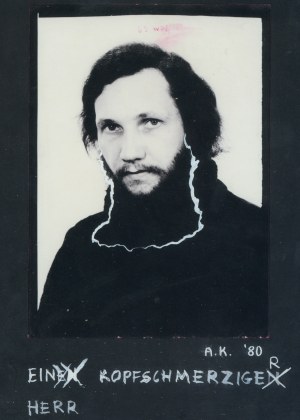 Ein kopfschmerzige herr Janiak i Kwietniewski fot. Andrzej Kwietniewski [historický tisk / 1982 / Dokumentární fotografie ze sbírky Andrzeje Kwietniewského, emeritního člena lodžské umělecké skupiny Kaliska].