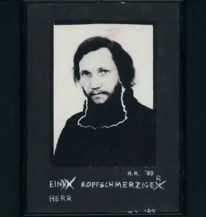 Ein kopfschmerzige herr Janiak i Kwietniewski fot. Andrzej Kwietniewski [historický tisk / 1982 / Dokumentární fotografie ze sbírky Andrzeje Kwietniewského, emeritního člena lodžské umělecké skupiny Kaliska].