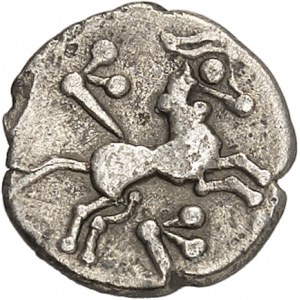 GAULE - CELTIC Aulerques Cénomans. Denier ou minimi à la tête de Pallas et deux carnyx ND (fin de la première moitié du Ier siècle avant J.-C.).