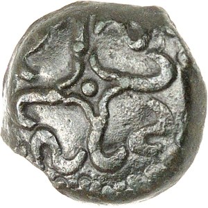Aulerques Éburovices / Carnutes. Bronze anépigraphe, classe V au swastika ND (fin de la Guerre des Gaules et période pré-augustéenne).