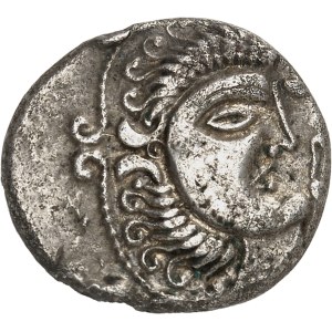 Abrincatui. Statère au profil luniforme, Classe II à la joue lisse, var. 1 ND (fin de la première moitié du Ier siècle avant J.-C. et Guerre des Gaules).