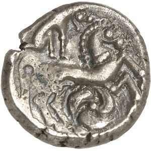 Bituriges Cubes. Drachme, type au loup et au cheval, classe II var. 2 à la joue ornée ND (fin du IIe - début du Ier siècle avant J.-C.).