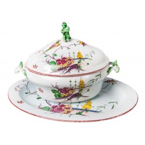 Soup tureen with presentation stand