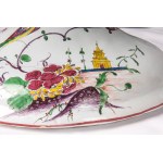 Soup tureen with presentation stand