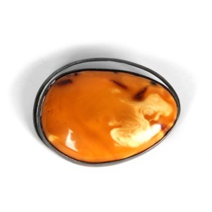 Silberne Brosche mit Bernstein