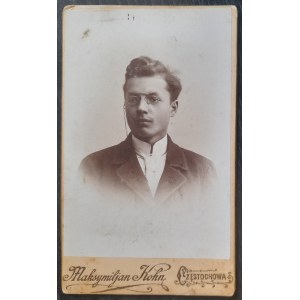 Mężczyzna w binoklach