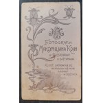 Mężczyzna w binoklach