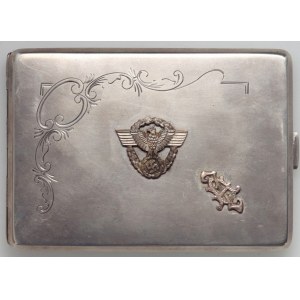 Srebrna papierośnica z miniaturką odznaki policyjnej III Rzeszy i monogramem, Krupski i Matulewicz 1942