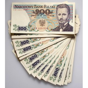 PRL, 200 złotych 1.12.1988, seria EB, fragment paczki bankowej (55 sztuk)