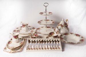 Service of plates, tea and coffee in white porcelain with floral decoration and pure gold finishes