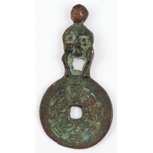 DAOISTYCZNY AMULET Z MĘŻCZYZNĄ I MONETĄ, Chiny, XIX w.