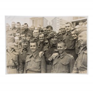 PSZnZ Press Photo of General Bohusz-Szyszko with Volunteers