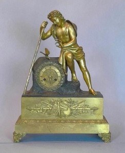 Pendule de cheminée avec figure d'un berger et d'un papillon, 19e siècle.