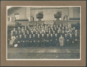 Employees of the Polish State Railways, orchestra of railwaymen of the Second Republic in the background two Austrian locomotives kkStB 170 Tr-11 [photo / 1920s].