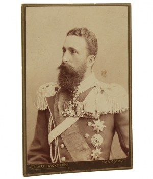 Ritratto del principe Alessandro I Battenberg - primo sovrano della Bulgaria indipendente [Княз Александър I Батенберг, първият владетел на независима България] Fotografia su cartoncino / albumina [Darmstadt ca 1880 Carl Backofen].