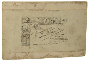 Ritratto di uomini all'aria aperta, due seduti, due in piedi, uno in tenuta da cacciatore, con una doppietta Fotografia su cartoncino aziendale / albumina [Halle ca 1900 Josef Weissgerber].