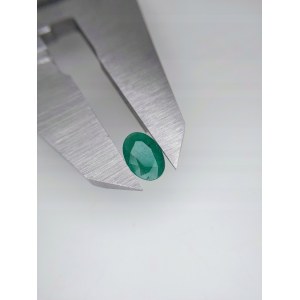 Natural emerald with a valuation of 1046 US dollars.