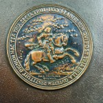 Metalowa Taca z Odbitkami Monet i Medali, w tym Medal Chwały Królewskiej 1642, Władysław IV Waza