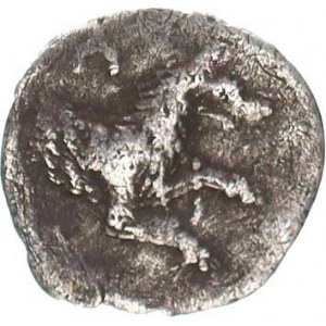 Kilikia - Tarsus (4. stol. př. Kr.), AR Tritartemorion (3/4 obolu) 0,51 g; A: Trůnící bůh Baal zlev