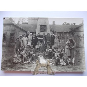 Małkinia Górna k. Ostrów Mazowiecka, pomnik Józef Piłsudski, dzieci ok. 1935