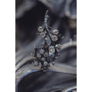 Broszo-wisior zdobiony motywem floralnym, Francja, XIX/XX w., secesja