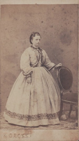 N. Gross, I. Mazek] CDV photograph of an unknown woman. Photo by Napoleon Gross, Ignacy Mażek. Cracow [ca 1863].