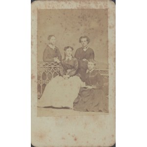 [S. T. Pijanowski] Fotografia CDV Wiktorii Niemczynowskiej z koleżankami. Fot. S. T. Pijanowski Lwów. [l. 70. XIX w.?]