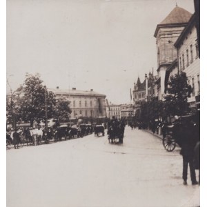 Orszak królewski dążący powozami przez plac Bernardyński na dekorację Króla Kurkowego. [Strzelanie Królewskie, Lwów, okres międzywojenny]