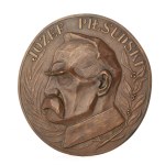 Olga Niewska (1898 Charków - 1943 Warszawa), Medalion z Marszałkiem Józefem Piłsudskim