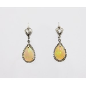 Earrings with opals