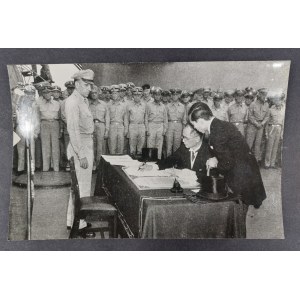 Auteur de la reproduction : Krzysztof Kaminski, Reproduction de la photographie du 02.09.1945 Ministre Mamoru Shigemitsu signant la capitulation du Japon
