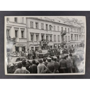 Fotografia z wizyty Papieża Jana Pawła II w Polsce, przejazd konwoju, Desa