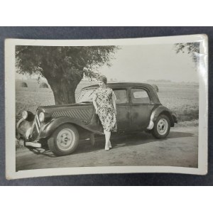 Fotografia, Kobieta pozuje przed autem Citroen Traction Avant