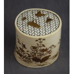 Puzdro in osso, Uccelli in giardino e insetti, Giappone, epoca Meiji, XIX secolo.
