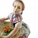 Porcelanowa figurka Zbieranie jabłek, Sitzendorf (Turyngia, Niemcy)