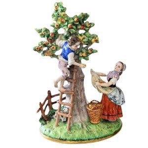 Porcelanowa figurka Zbieranie jabłek, Sitzendorf (Turyngia, Niemcy)
