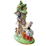 Porcelanowa figurka Zbieranie jabłek, Sitzendorf (Turyngia, Niemcy)