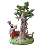 Porcelanowa figurka Zbieranie jabłek, Sitzendorf (Turyngia, Niemcy)