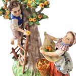 Porcelanowa figurka Zbieranie jabłek, Sitzendorf (Turyngia, Niemcy)