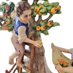 Porcelanowa figurka Zbieranie jabłek, Sitzendorf (Turyngia, Niemcy)