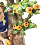 Porcelanowa figurka Zbieranie jabłek, Sitzendorf (Turyngia, Niemcy)