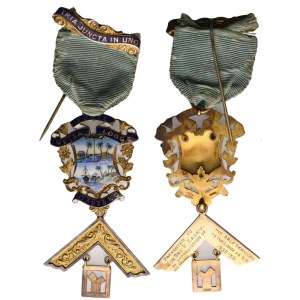 Medaglia EBUTE METTA LODGE N° 3973 E. C. - Tria Juncta In Uno, AU Smalti E Miniatura (49,5 x 128 mm)