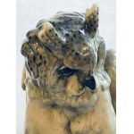 Pacyków, Figura sowy siedzącej na trzech książkach