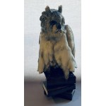 Pacyków, Figura sowy siedzącej na trzech książkach
