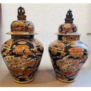 Japonia, Arita, nn, Para dekoracyjnych waz japońskich w typie imari (tsubo)